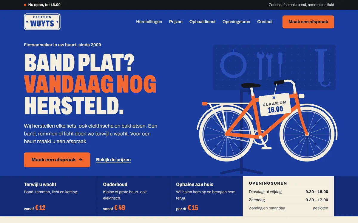 Startpagina van een ontwerp voor een fietsenmaker op een groot scherm, in blauw en oranje, met de openingsuren en de prijzen.