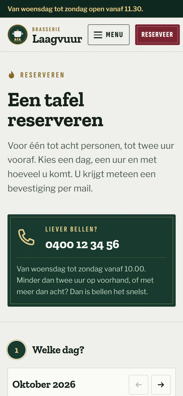 Een tafel reserveren in de website voor een restaurant, het begin van de pagina op een gsm