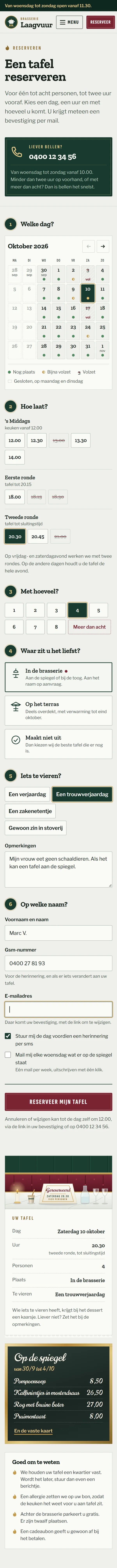Een tafel reserveren in de website voor een restaurant, het bovenste deel van de pagina op een gsm