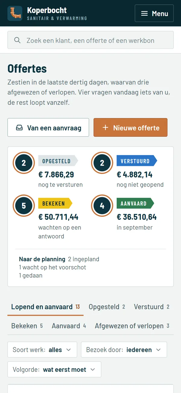 De offertes in het programma voor een loodgieter, het begin van de pagina op een gsm