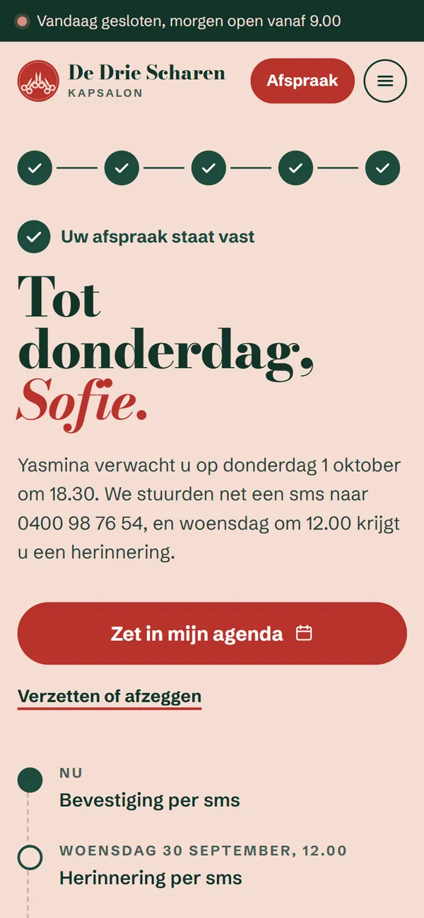 De bevestiging in de website voor een kapsalon, het begin van de pagina op een gsm