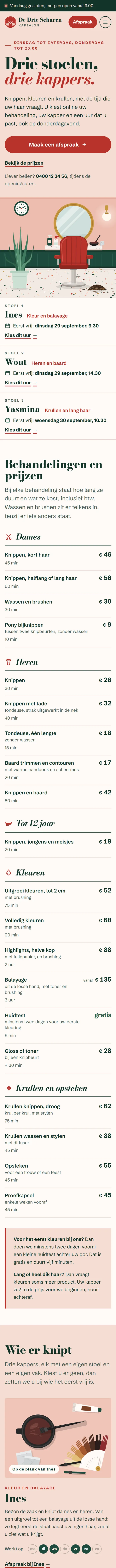 De homepagina in de website voor een kapsalon, het bovenste deel van de pagina op een gsm