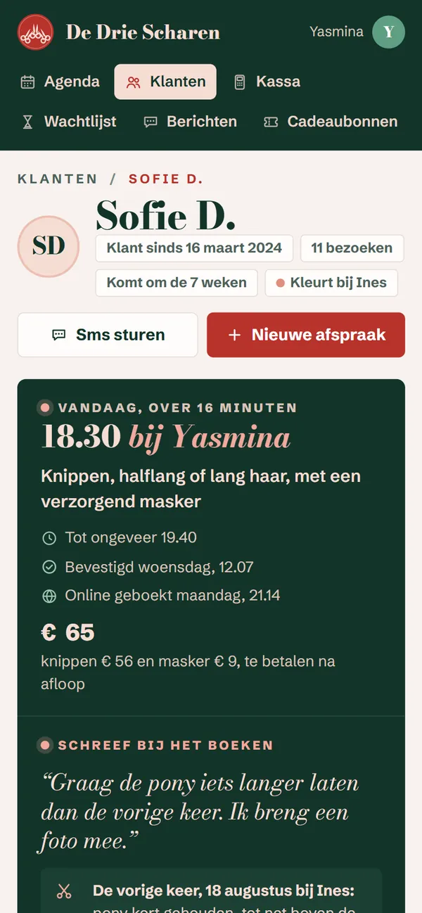 De fiche van één persoon in het programma voor een kapsalon, het begin van de pagina op een gsm