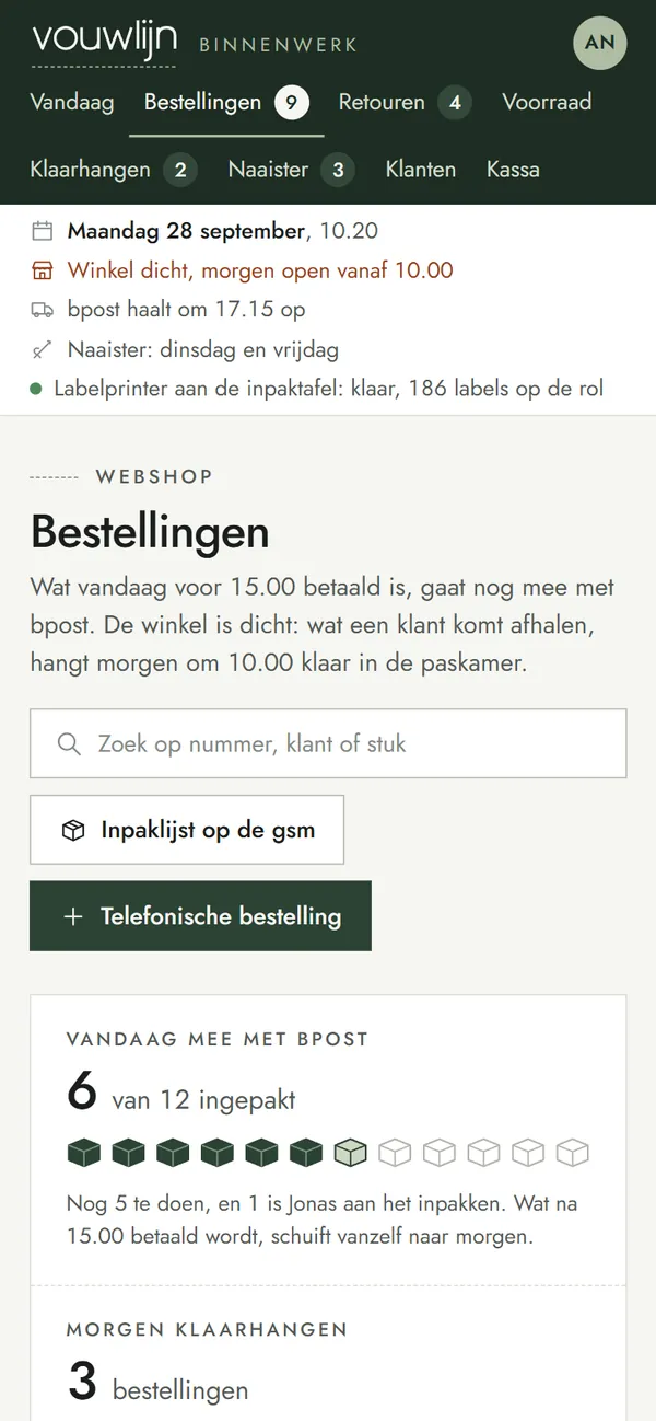 De bestellingen in het programma voor een kledingwinkel, het begin van de pagina op een gsm