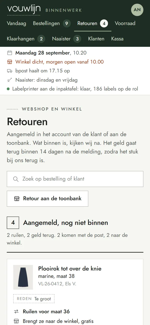 De retouren in het programma voor een kledingwinkel, het begin van de pagina op een gsm
